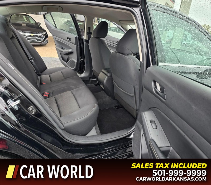 Nissan Altima Vehicle Full-screen Gallery Image 12