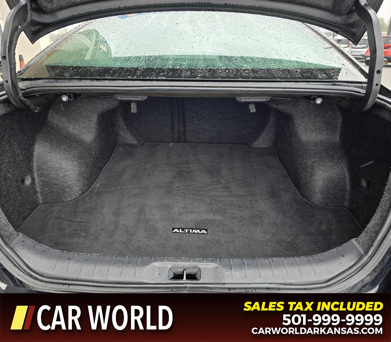 Nissan Altima Vehicle Full-screen Gallery Image 13