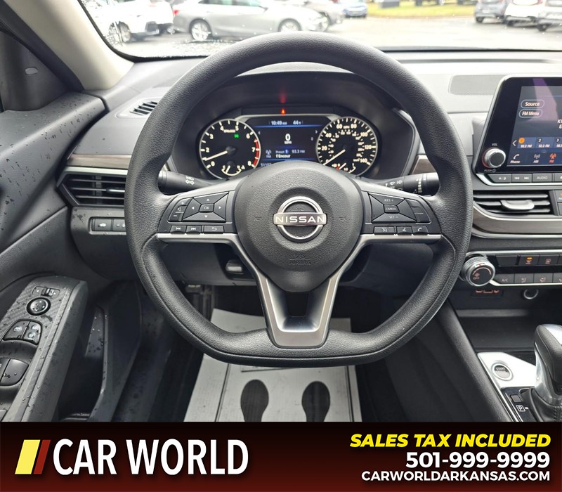 Nissan Altima Vehicle Full-screen Gallery Image 15