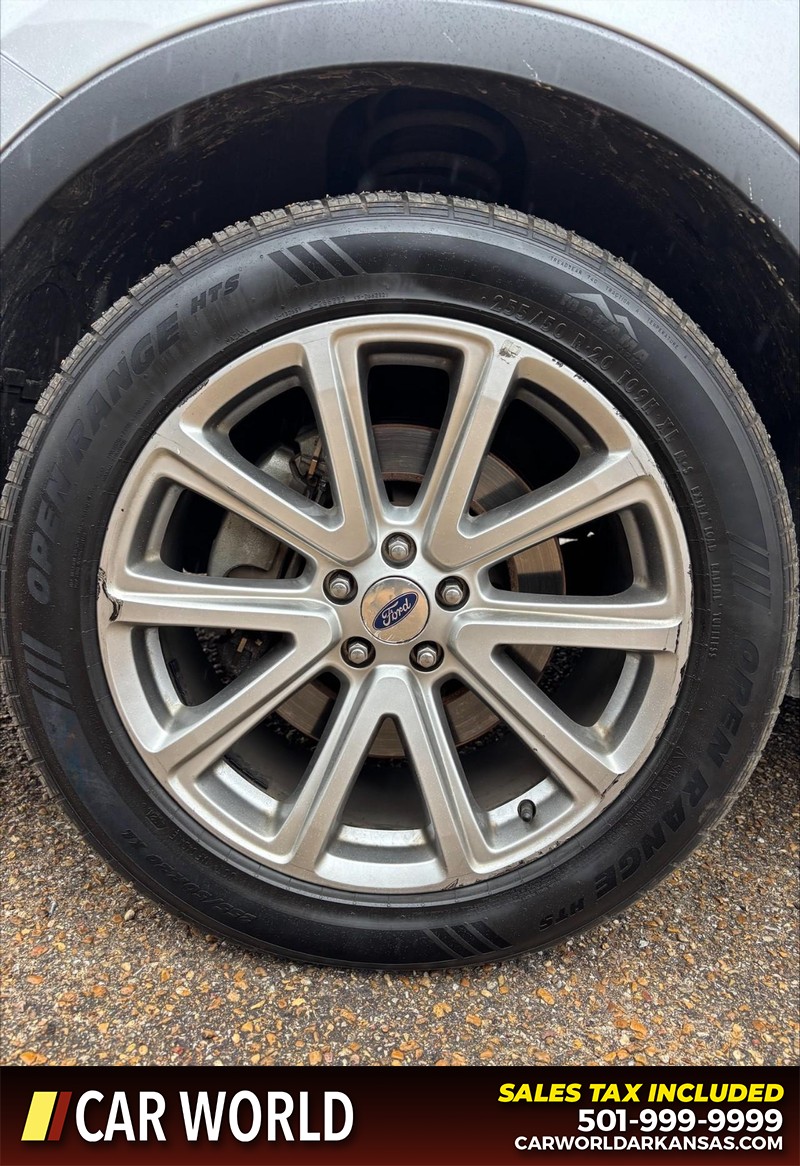 Ford Explorer Vehicle Full-screen Gallery Image 11