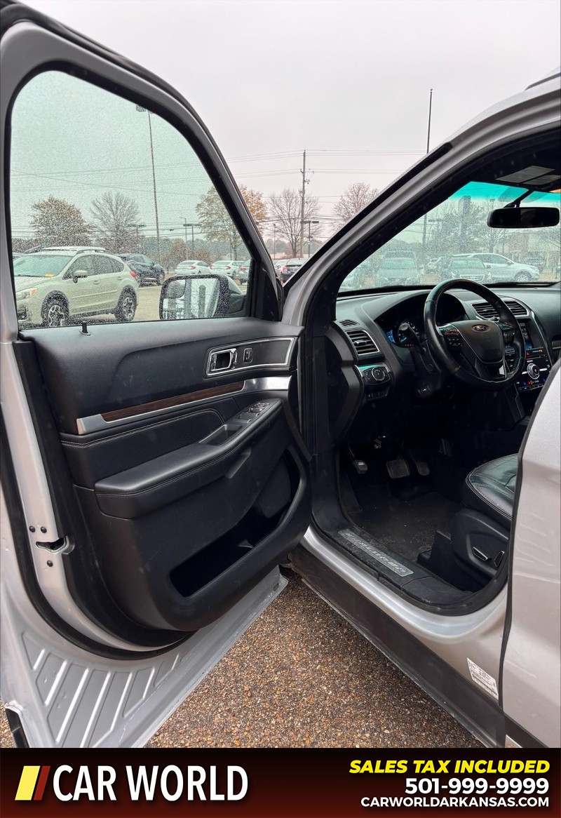 Ford Explorer Vehicle Full-screen Gallery Image 12