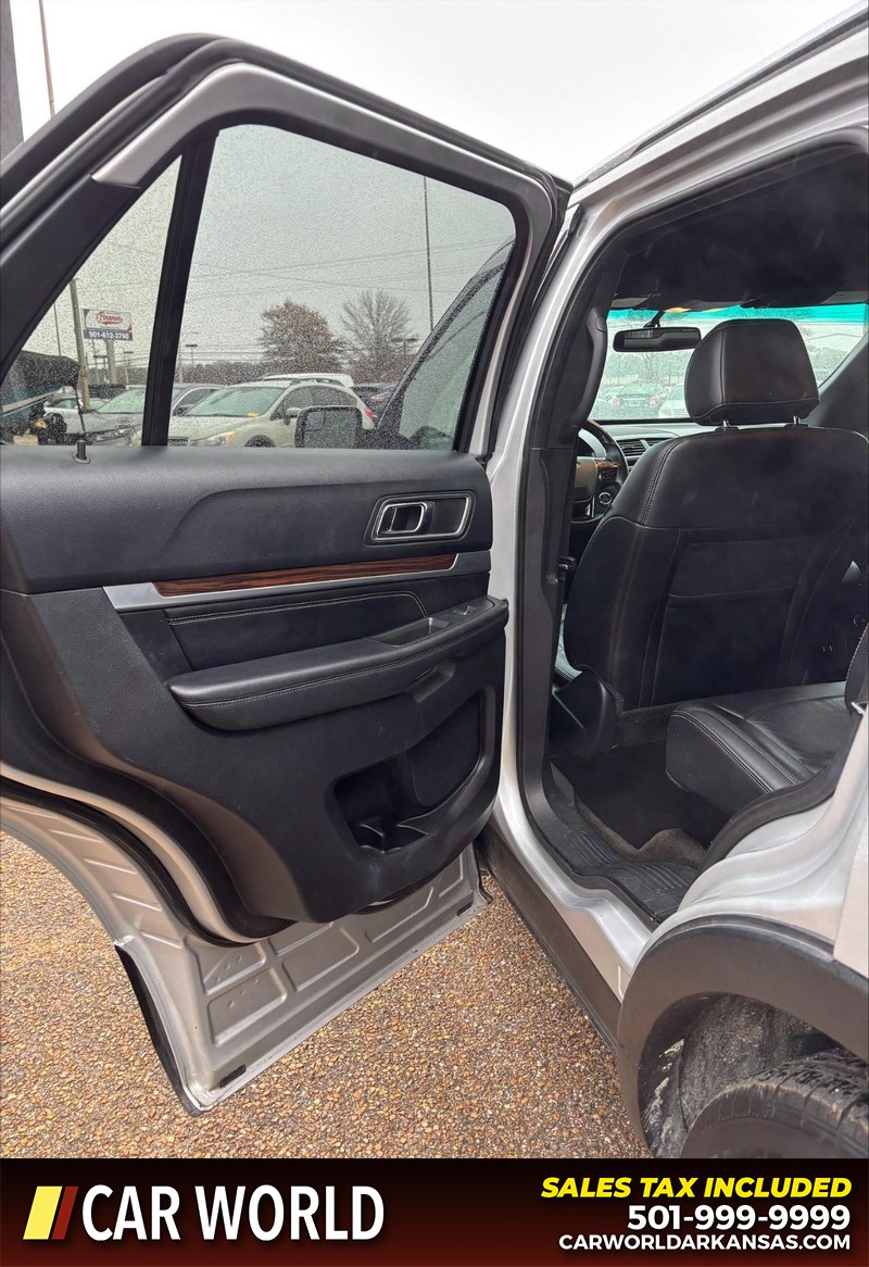 Ford Explorer Vehicle Full-screen Gallery Image 13