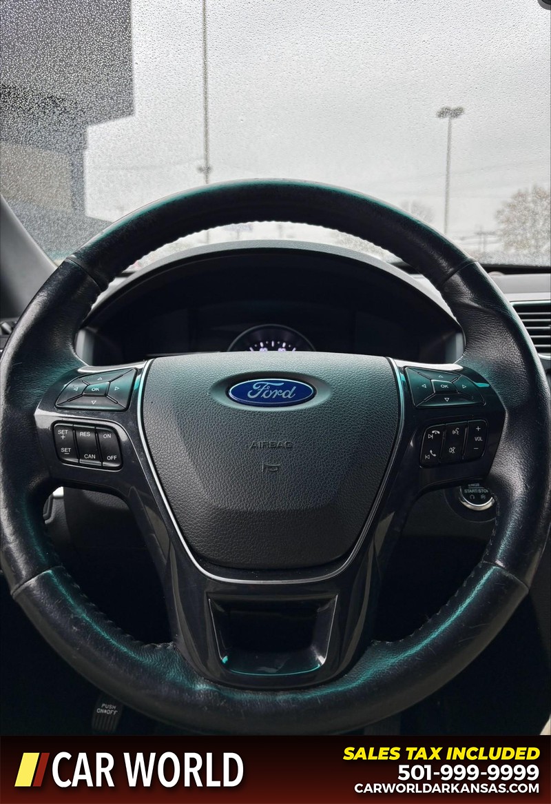 Ford Explorer Vehicle Full-screen Gallery Image 18