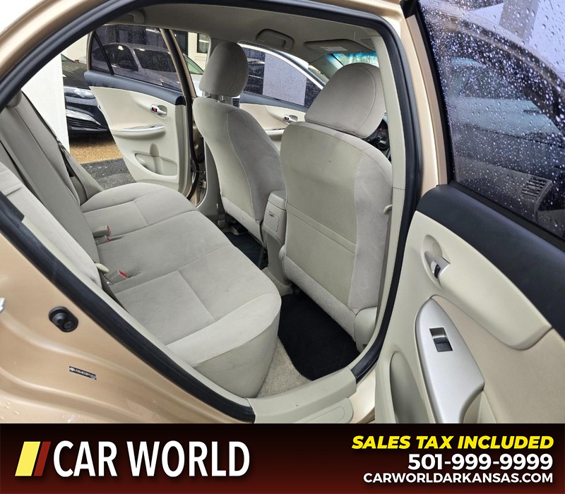 Toyota Corolla Vehicle Full-screen Gallery Image 12