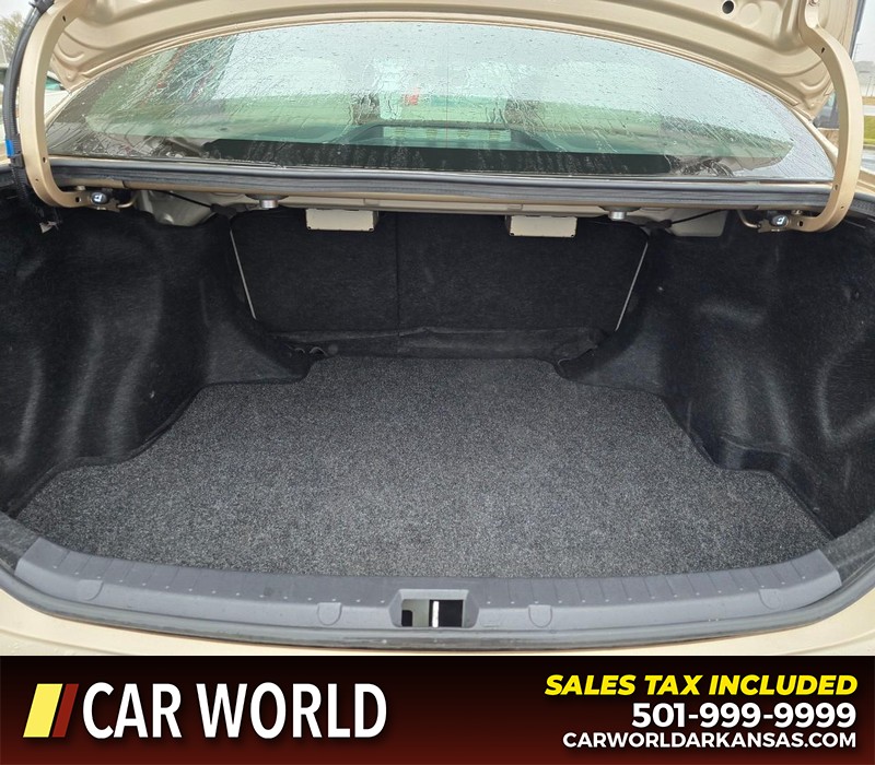 Toyota Corolla Vehicle Full-screen Gallery Image 13