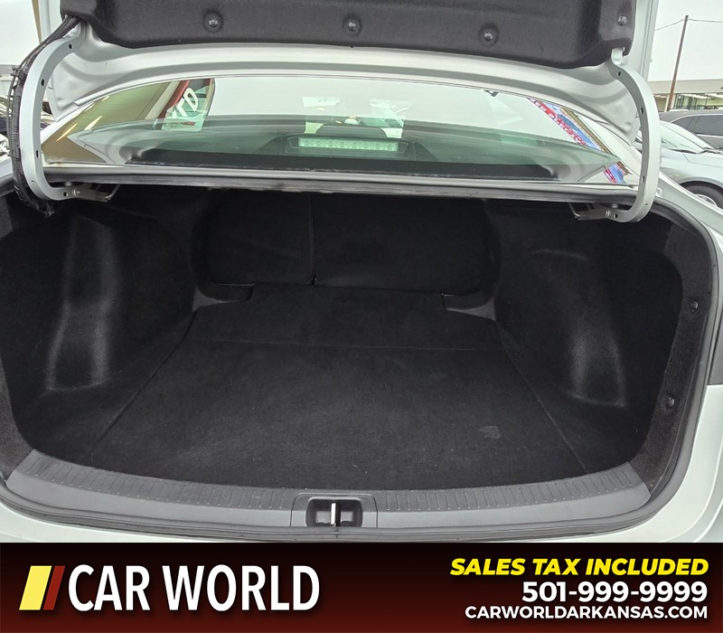 Toyota Corolla Vehicle Full-screen Gallery Image 13