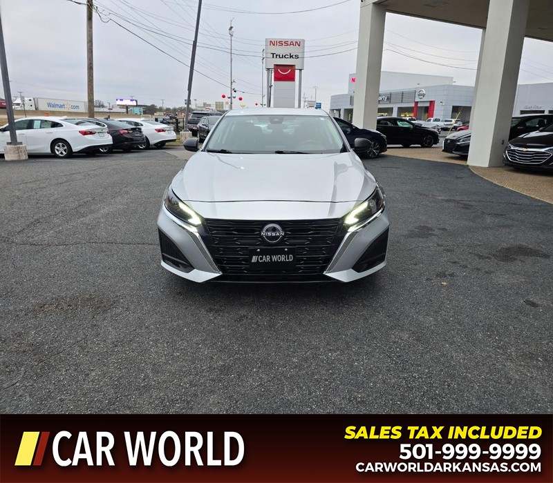 Nissan Altima Vehicle Full-screen Gallery Image 2