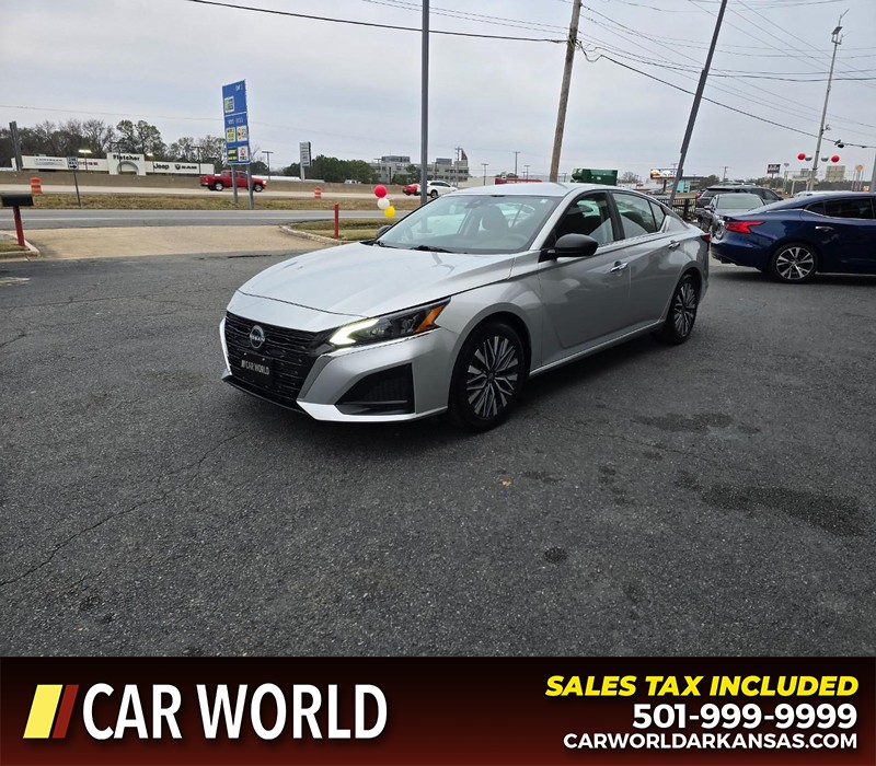 Nissan Altima Vehicle Full-screen Gallery Image 3