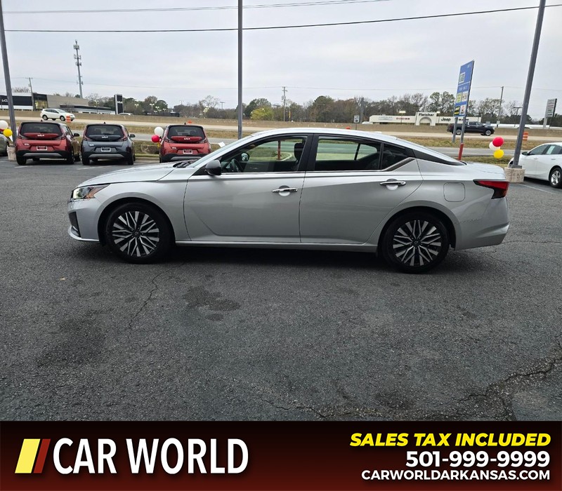 Nissan Altima Vehicle Full-screen Gallery Image 4