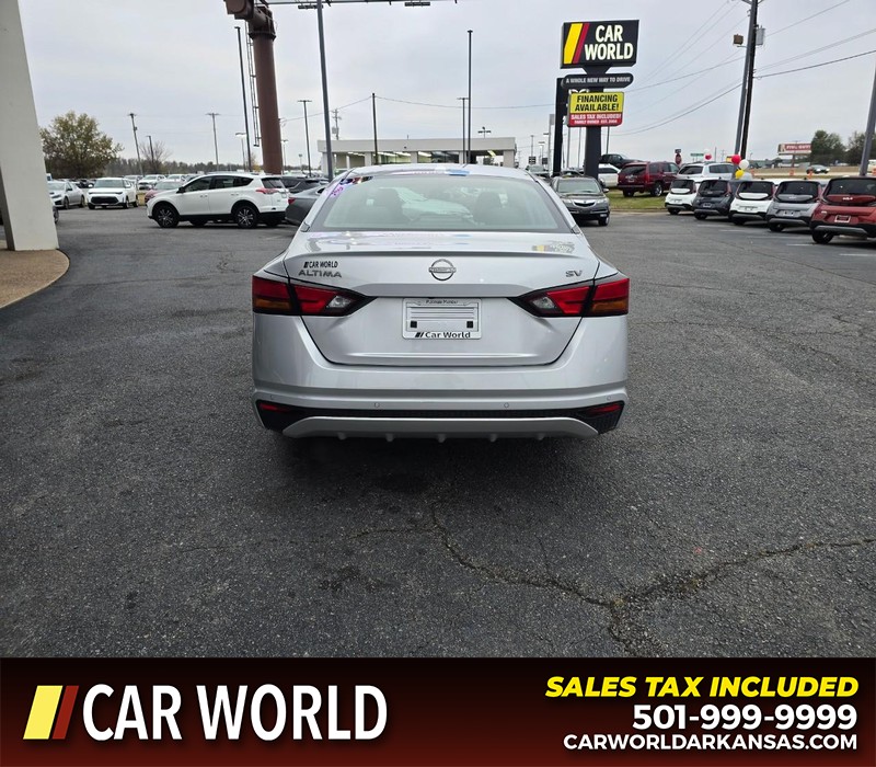 Nissan Altima Vehicle Full-screen Gallery Image 5