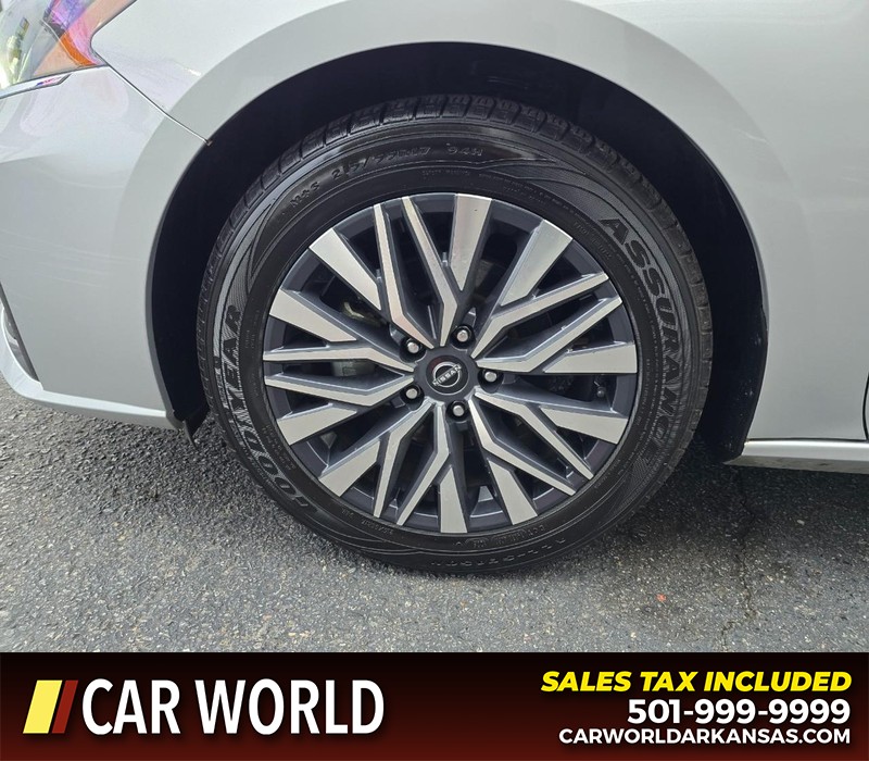 Nissan Altima Vehicle Full-screen Gallery Image 6