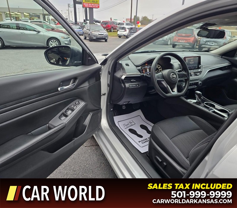 Nissan Altima Vehicle Full-screen Gallery Image 7