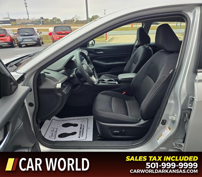 Nissan Altima Vehicle Full-screen Gallery Image 8