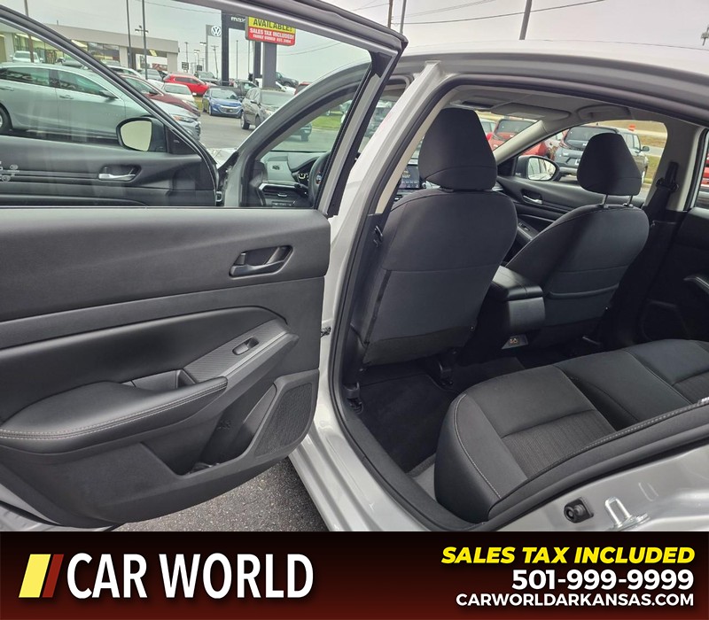 Nissan Altima Vehicle Full-screen Gallery Image 9