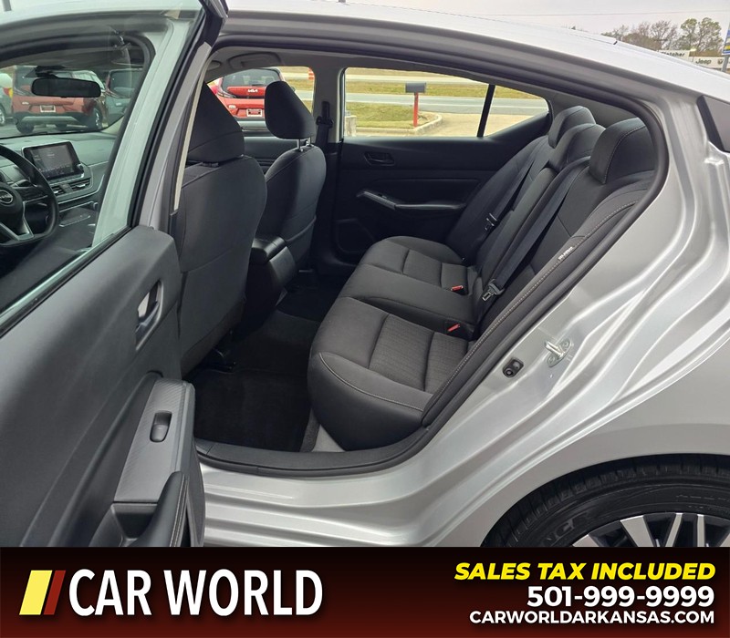 Nissan Altima Vehicle Full-screen Gallery Image 10