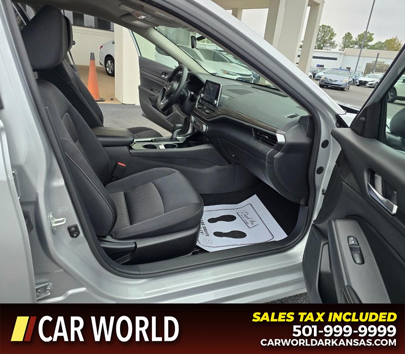 Nissan Altima Vehicle Full-screen Gallery Image 11