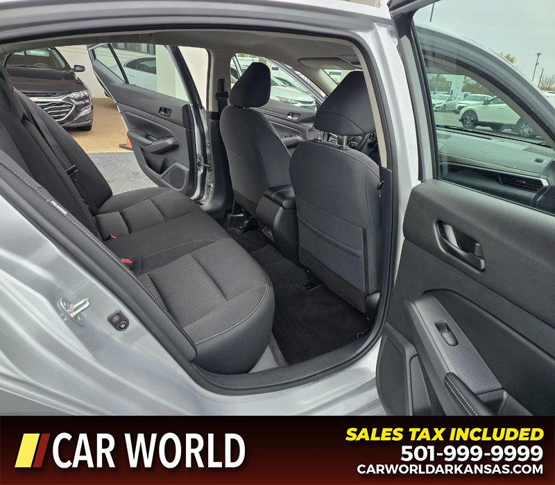 Nissan Altima Vehicle Full-screen Gallery Image 12