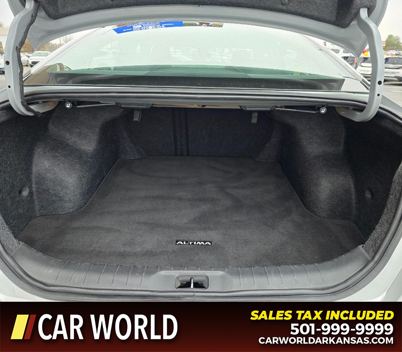 Nissan Altima Vehicle Full-screen Gallery Image 13