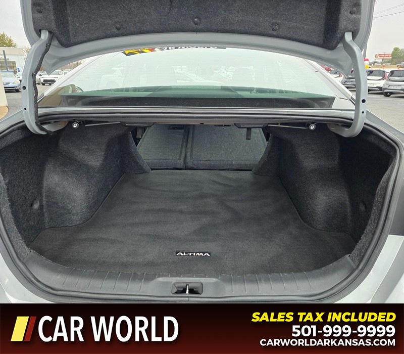 Nissan Altima Vehicle Full-screen Gallery Image 14