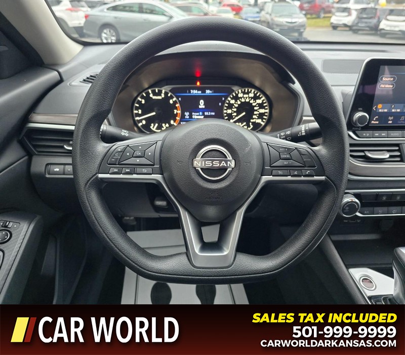 Nissan Altima Vehicle Full-screen Gallery Image 15