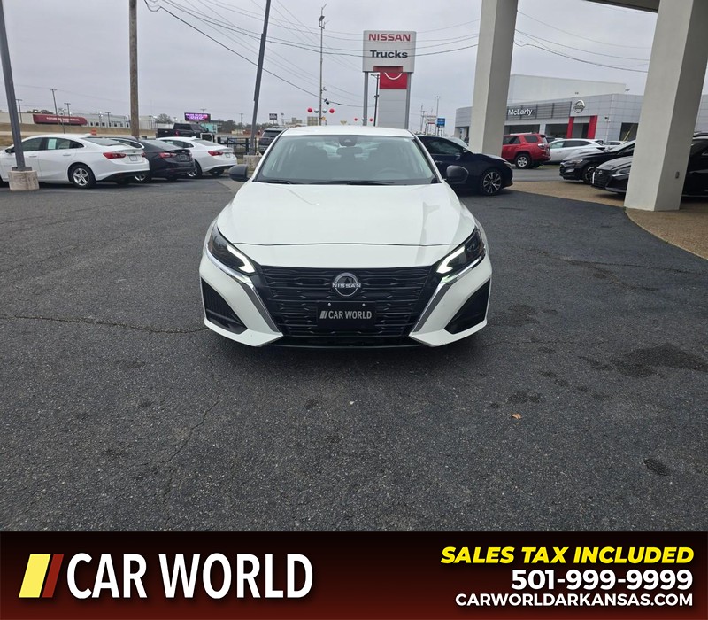 Nissan Altima Vehicle Full-screen Gallery Image 2