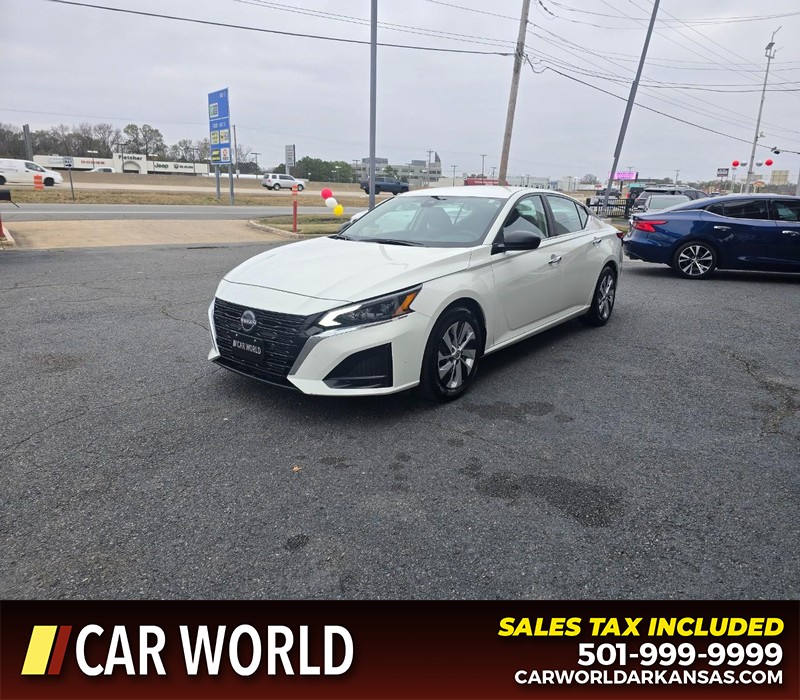 Nissan Altima Vehicle Full-screen Gallery Image 3