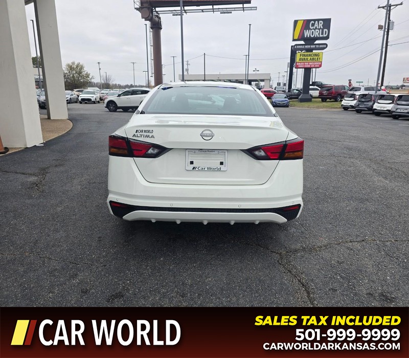 Nissan Altima Vehicle Full-screen Gallery Image 5