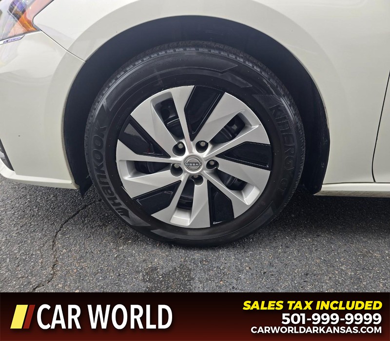 Nissan Altima Vehicle Full-screen Gallery Image 6