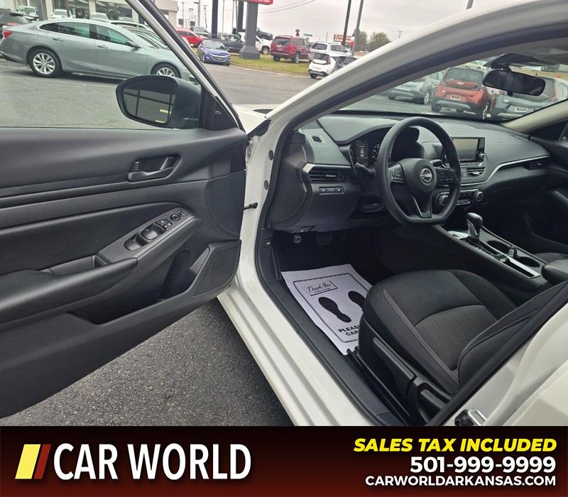 Nissan Altima Vehicle Full-screen Gallery Image 7