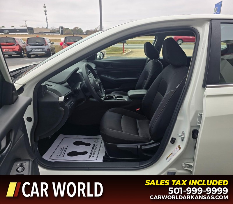 Nissan Altima Vehicle Full-screen Gallery Image 8