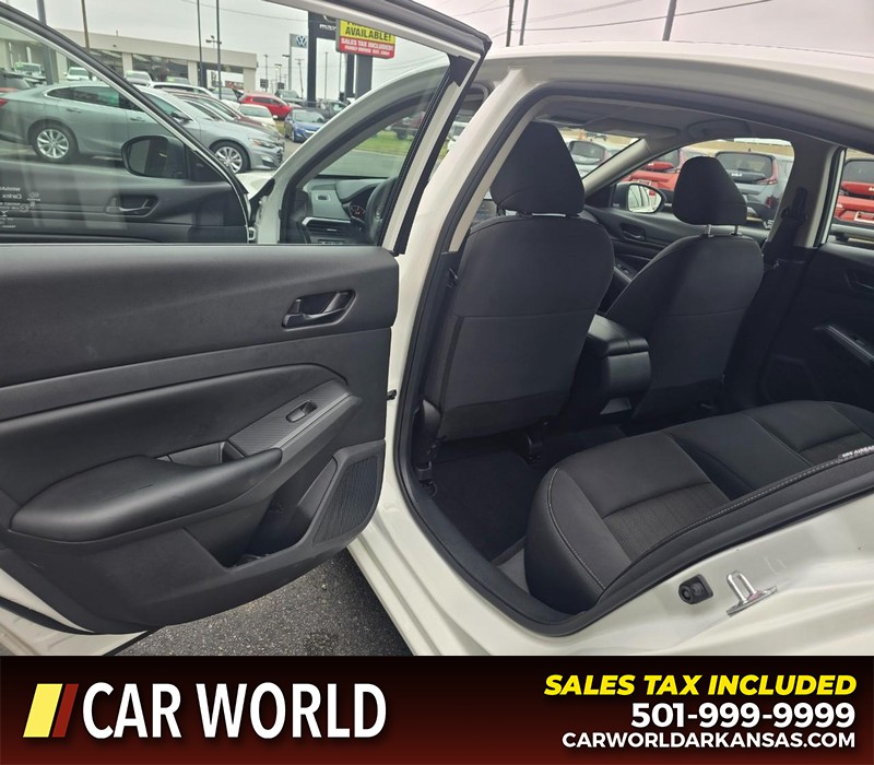 Nissan Altima Vehicle Full-screen Gallery Image 9