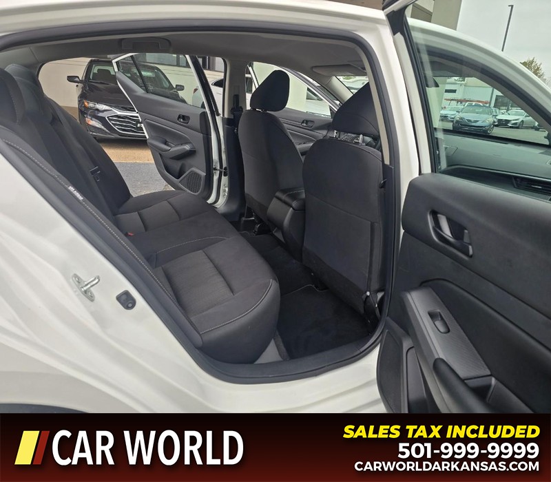 Nissan Altima Vehicle Full-screen Gallery Image 12