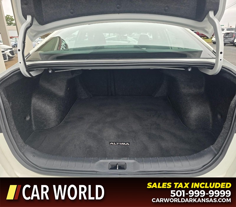 Nissan Altima Vehicle Full-screen Gallery Image 13