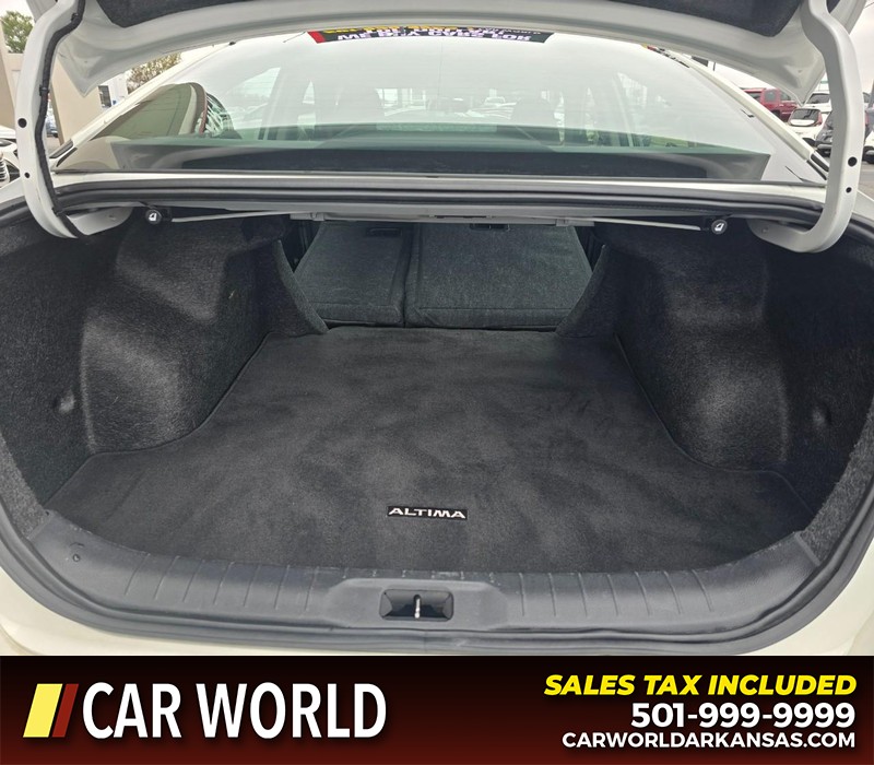 Nissan Altima Vehicle Full-screen Gallery Image 14