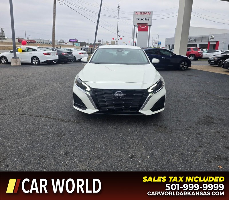 Nissan Altima Vehicle Full-screen Gallery Image 2