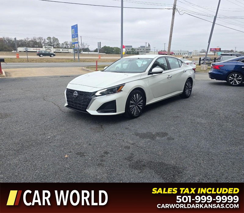 Nissan Altima Vehicle Full-screen Gallery Image 3