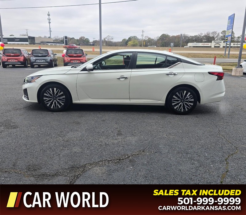 Nissan Altima Vehicle Full-screen Gallery Image 4