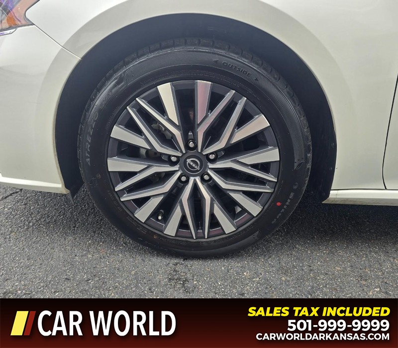 Nissan Altima Vehicle Full-screen Gallery Image 6