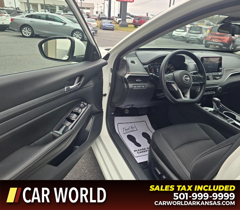 Nissan Altima Vehicle Full-screen Gallery Image 7