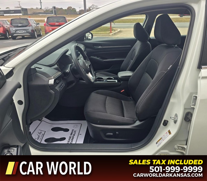 Nissan Altima Vehicle Full-screen Gallery Image 8