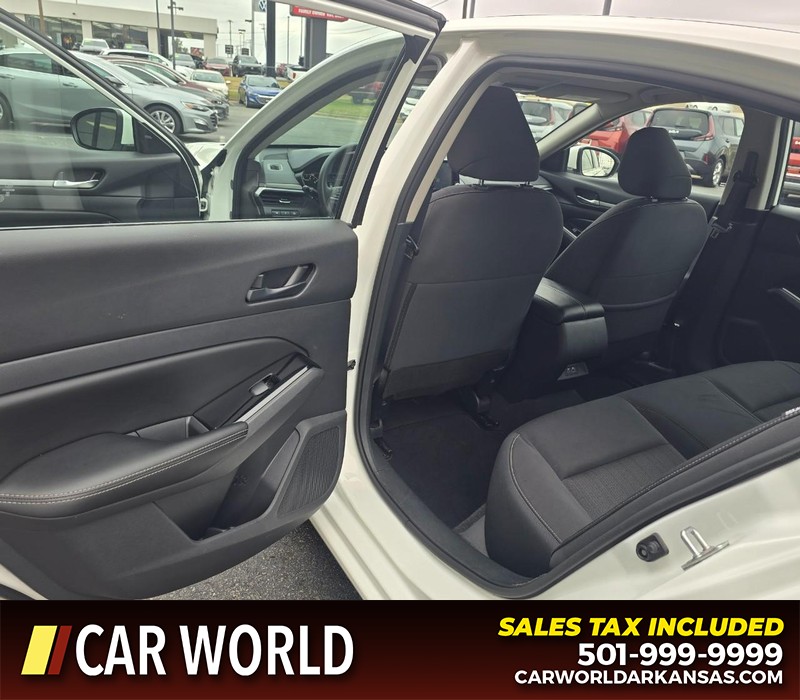 Nissan Altima Vehicle Full-screen Gallery Image 9