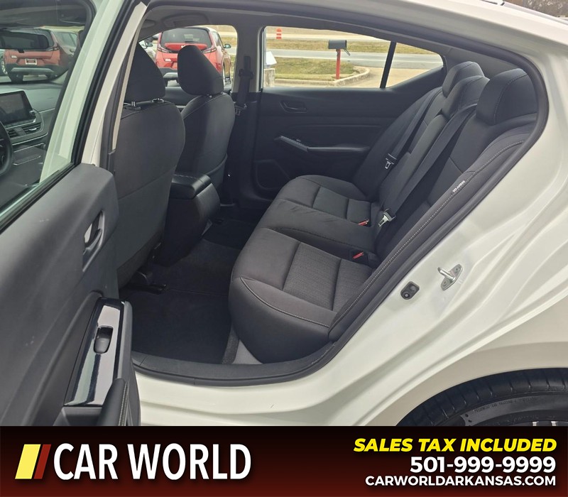 Nissan Altima Vehicle Full-screen Gallery Image 10