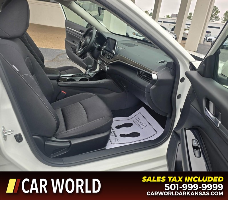 Nissan Altima Vehicle Full-screen Gallery Image 11