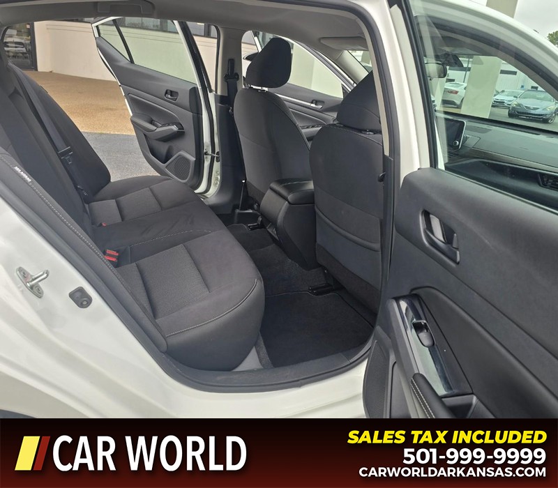 Nissan Altima Vehicle Full-screen Gallery Image 12