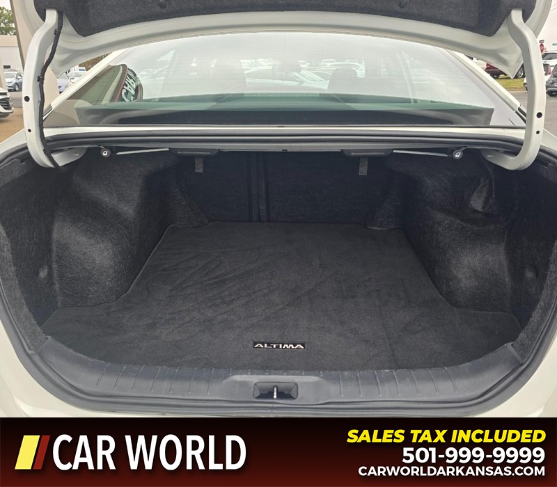 Nissan Altima Vehicle Full-screen Gallery Image 13