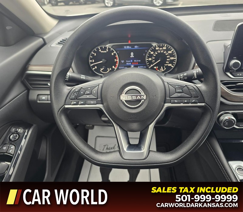 Nissan Altima Vehicle Full-screen Gallery Image 15