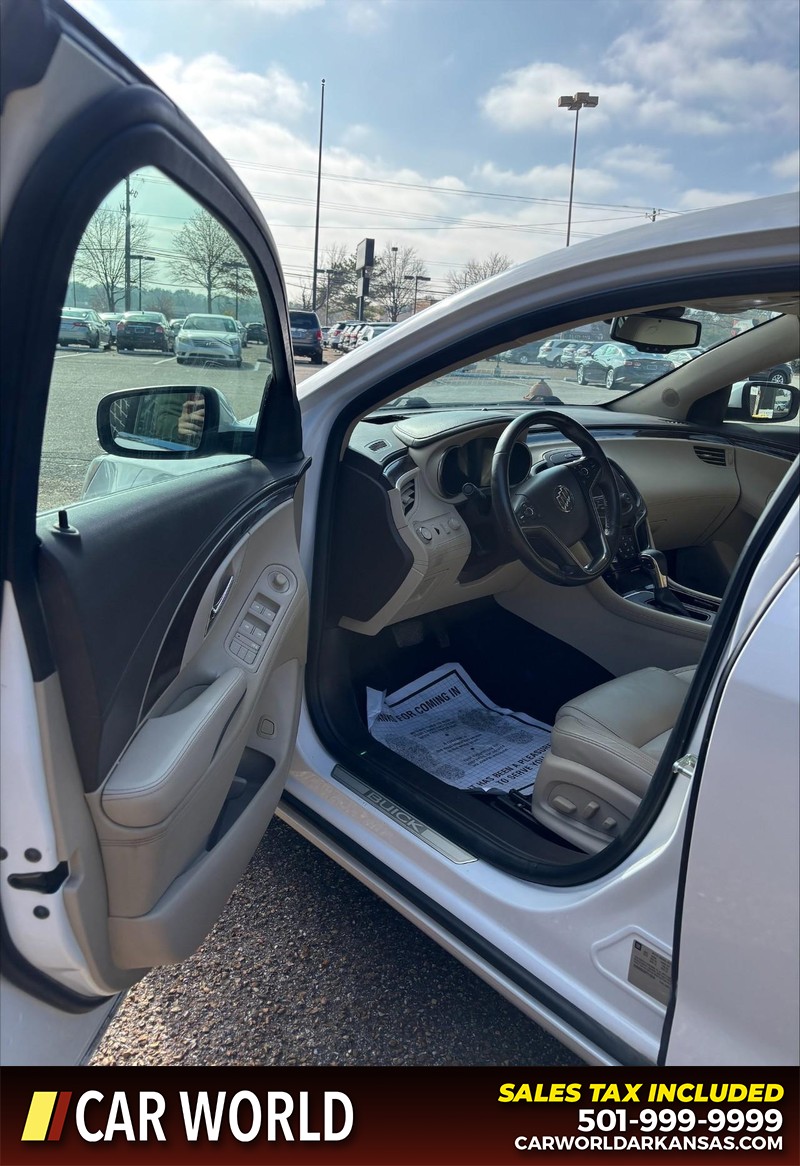 Buick LaCrosse Vehicle Full-screen Gallery Image 11