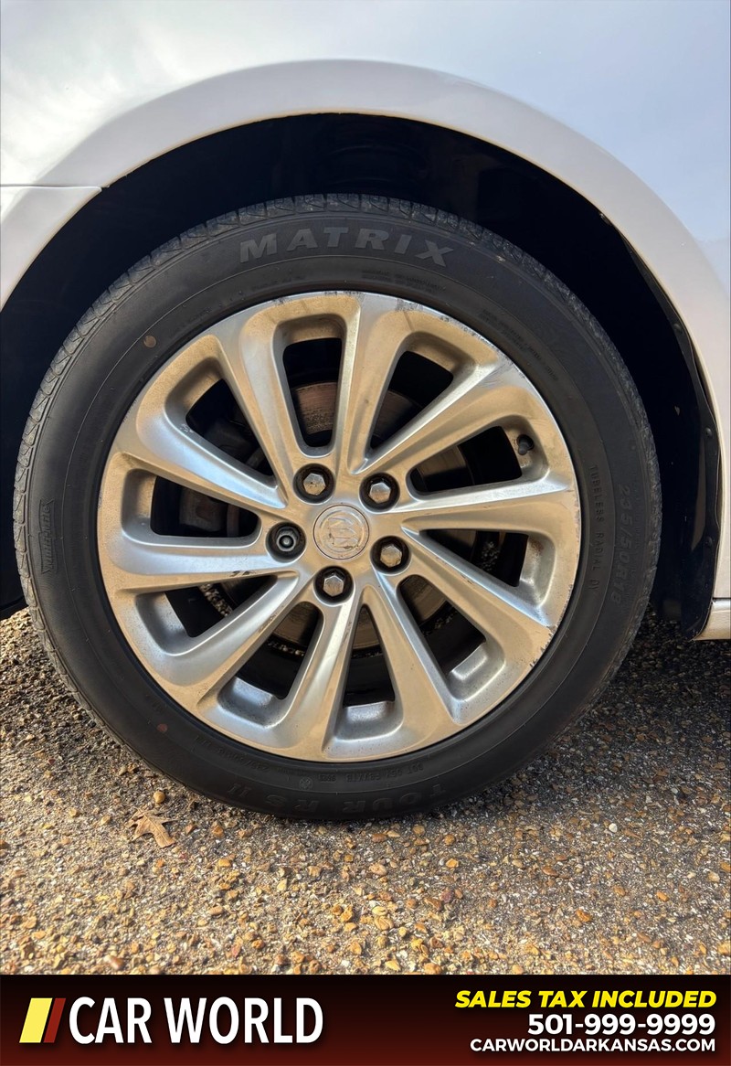 Buick LaCrosse Vehicle Full-screen Gallery Image 15