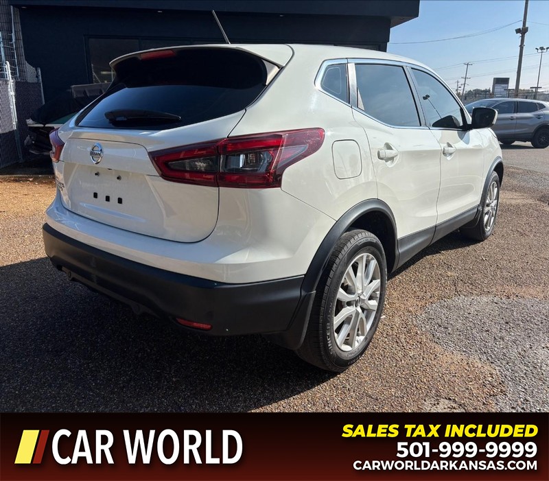 Nissan Rogue Sport Vehicle Full-screen Gallery Image 3