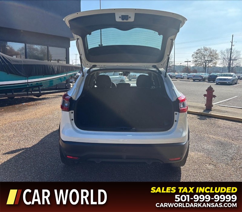 Nissan Rogue Sport Vehicle Full-screen Gallery Image 5